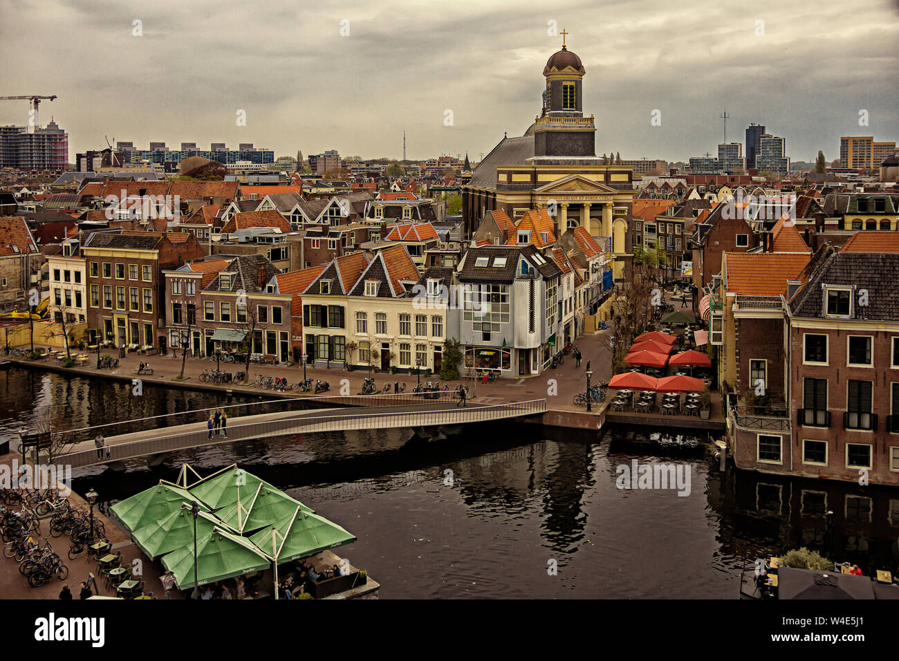 Leiden, Holland, Niederlande, April 18, 2019, die Altstadt von Leiden mit historischen Kähne und Wohnhäuser, Yachten und Hausboote Stockfoto
