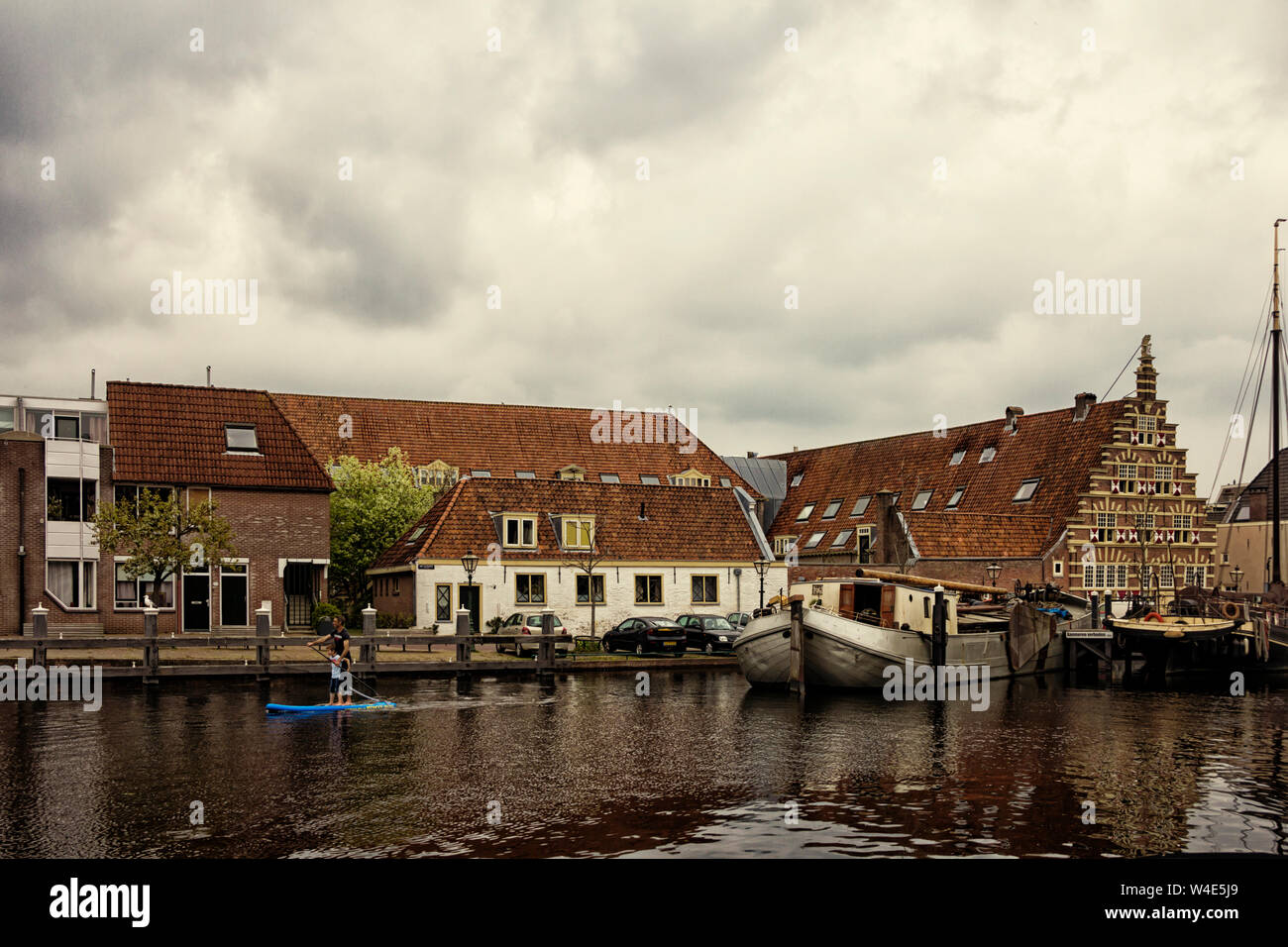 Leiden, Holland, Niederlande, April 18, 2019, die Altstadt von Leiden mit historischen Kähne und Wohnhäuser, Yachten und Hausboote Stockfoto