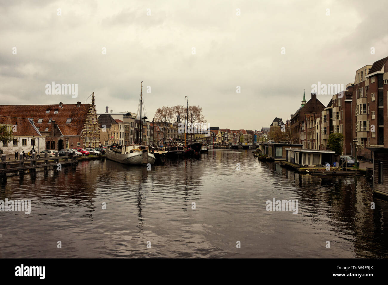 Leiden, Holland, Niederlande, April 18, 2019, die Altstadt von Leiden mit historischen Kähne und Wohnhäuser, Yachten und Hausboote Stockfoto