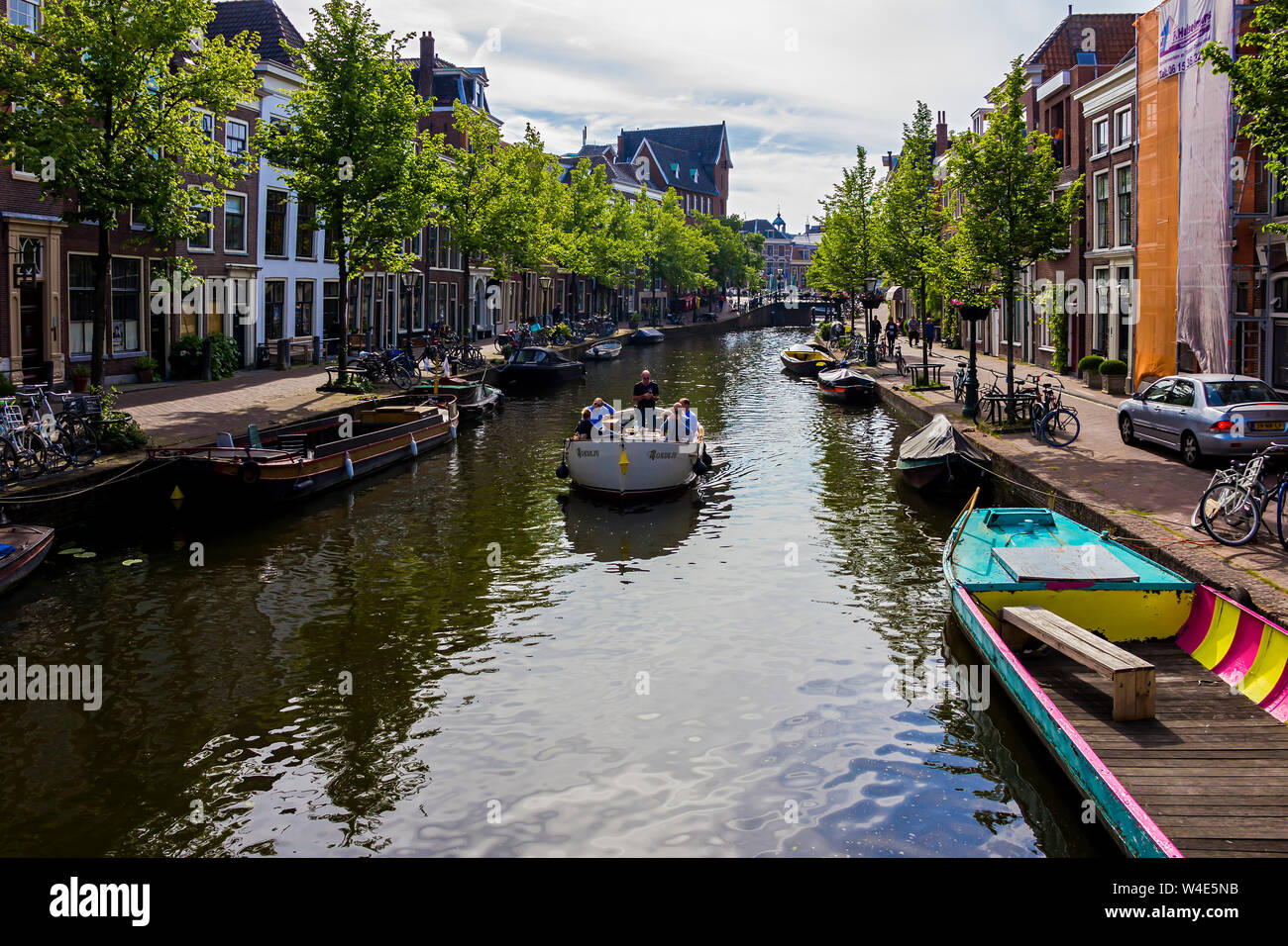 Leiden, Holland, Niederlande, Mai 22, 2019, Fahrräder geparkt alle um, Brücken, Straßen, Kanäle, Cafés, barge in der alten Stadt, Boote auf dem Wasser, bicyc Stockfoto
