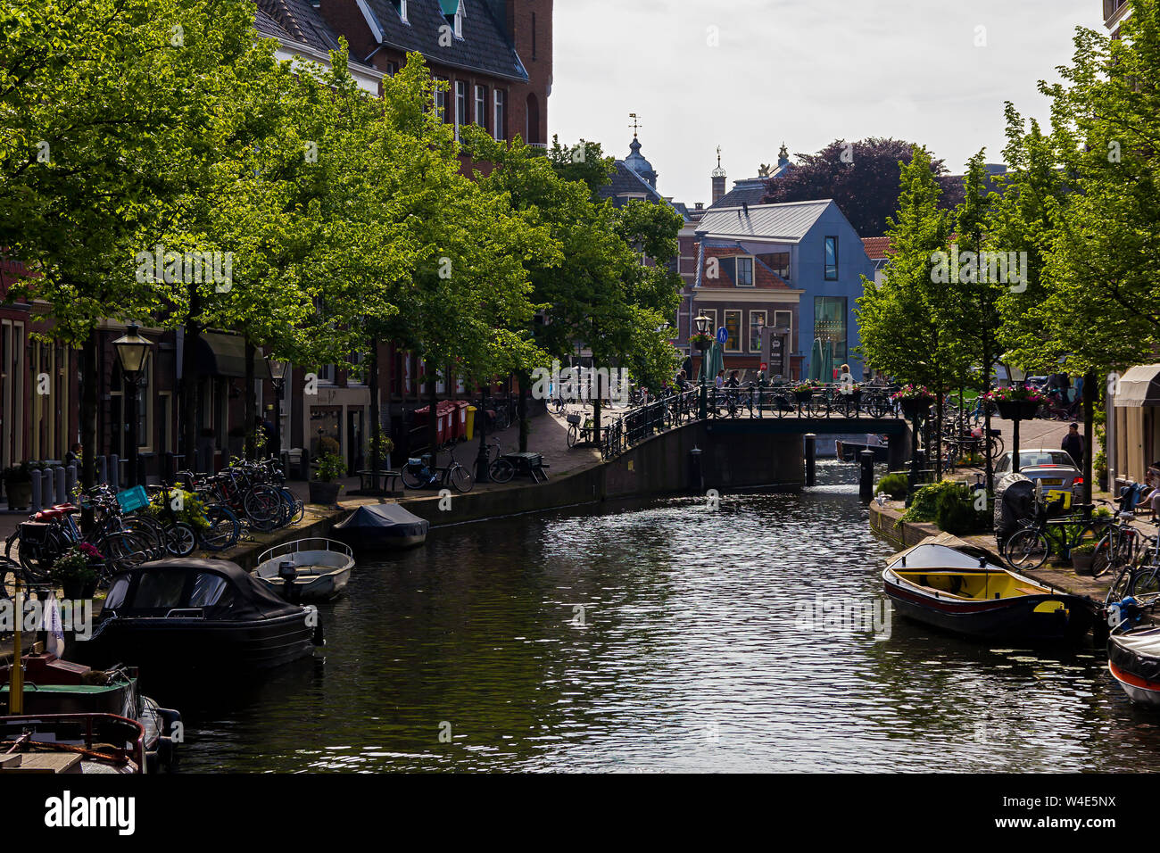 Leiden, Holland, Niederlande, Mai 22, 2019, Fahrräder geparkt alle um, Brücken, Straßen, Kanäle, Cafés, barge in der alten Stadt, Boote auf dem Wasser, bicyc Stockfoto