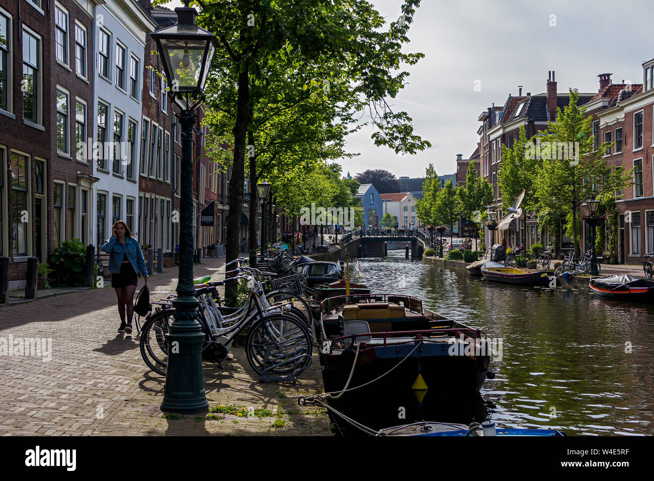 Leiden, Holland, Niederlande, Mai 22, 2019, Fahrräder geparkt alle um, Brücken, Straßen, Kanäle, Cafés, barge in der alten Stadt, Boote auf dem Wasser, bicyc Stockfoto