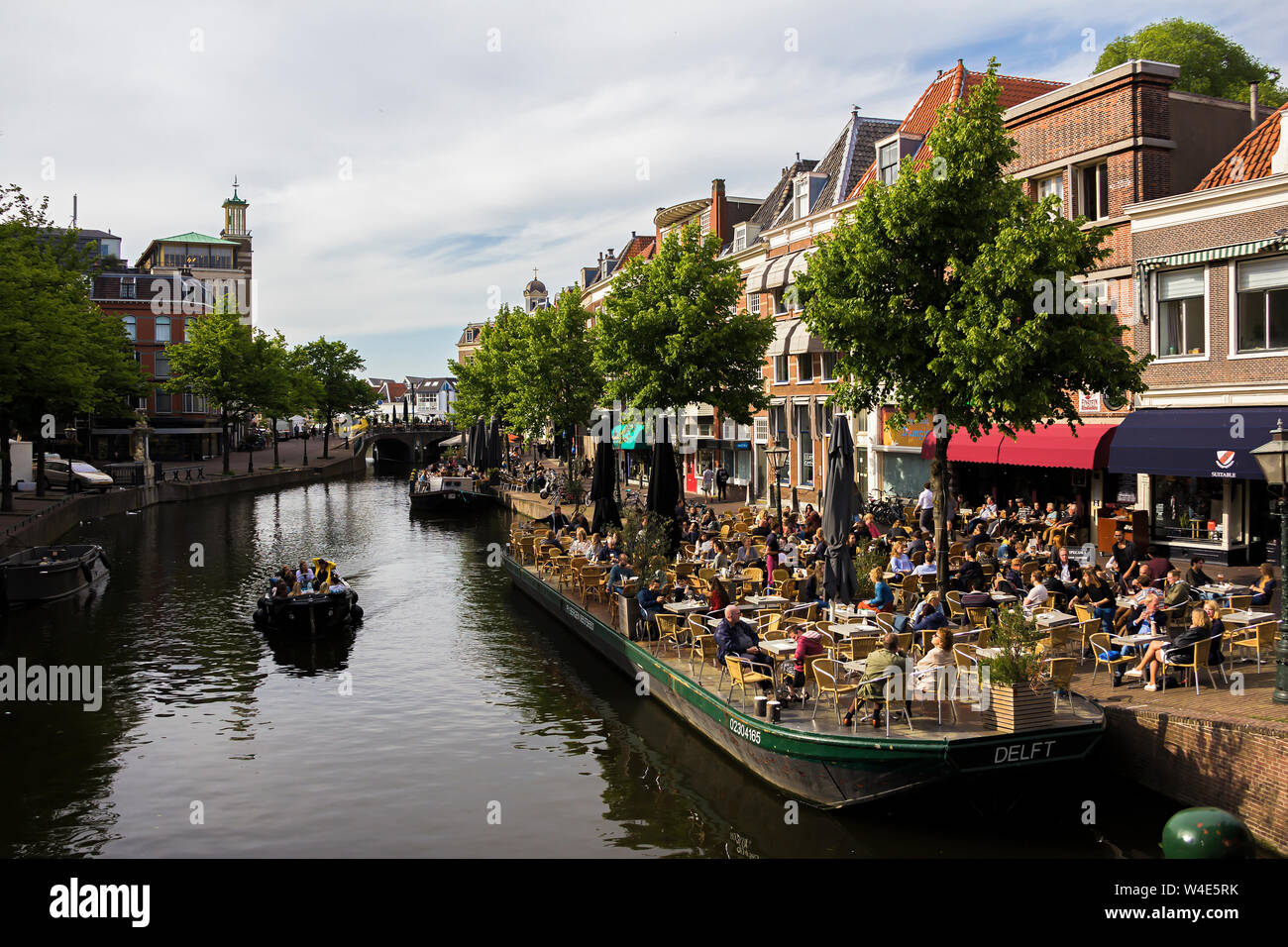 Leiden, Holland, Niederlande, Mai 22, 2019, Fahrräder geparkt alle um, Brücken, Straßen, Kanäle, Cafés, barge in der alten Stadt, Boote auf dem Wasser, bicyc Stockfoto