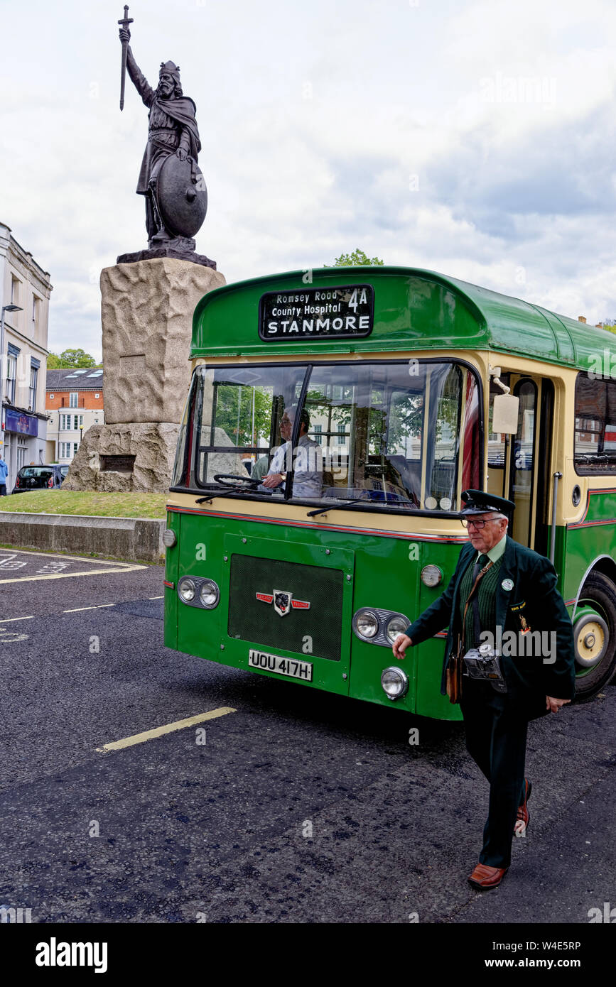 Leyland Panther UOU 417H auf Vintage Bus Ereignis in Winchester, Hampshire, Vereinigtes Königreich. Foto am 6. Mai 2019 berücksichtigt. Stockfoto