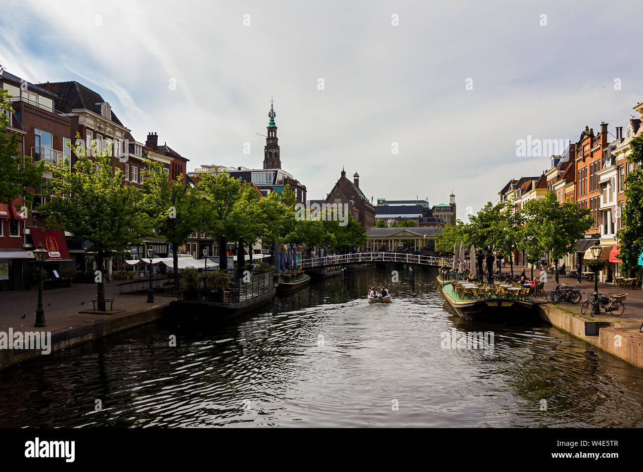 Leiden, Holland, Niederlande, Mai 22, 2019, Fahrräder geparkt alle um, Brücken, Straßen, Kanäle, Cafés, barge in der alten Stadt, Boote auf dem Wasser, bicyc Stockfoto