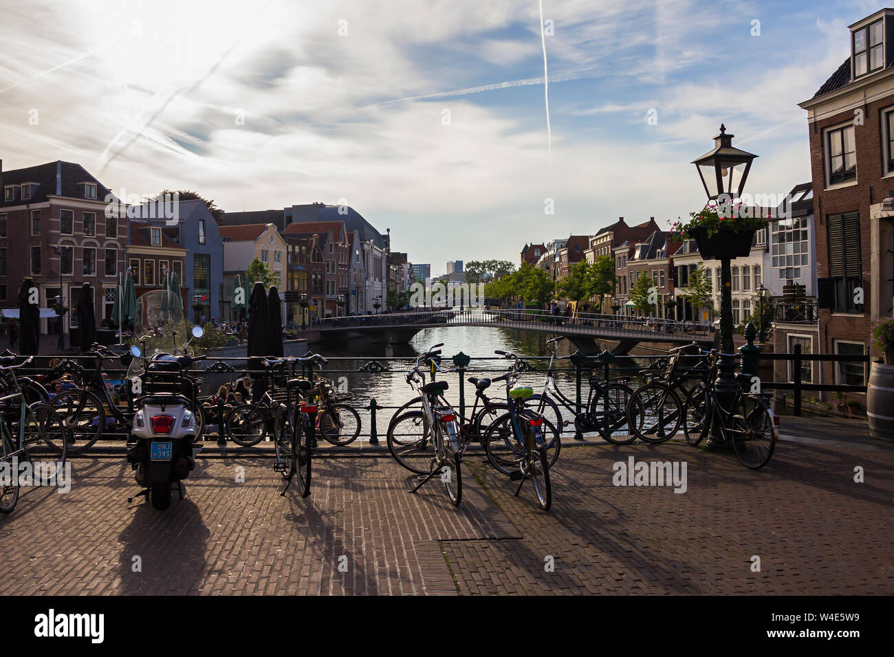 Leiden, Holland, Niederlande, Mai 22, 2019, Fahrräder geparkt alle um, Brücken, Straßen, Kanäle, Cafés, barge in der alten Stadt, Boote auf dem Wasser, bicyc Stockfoto