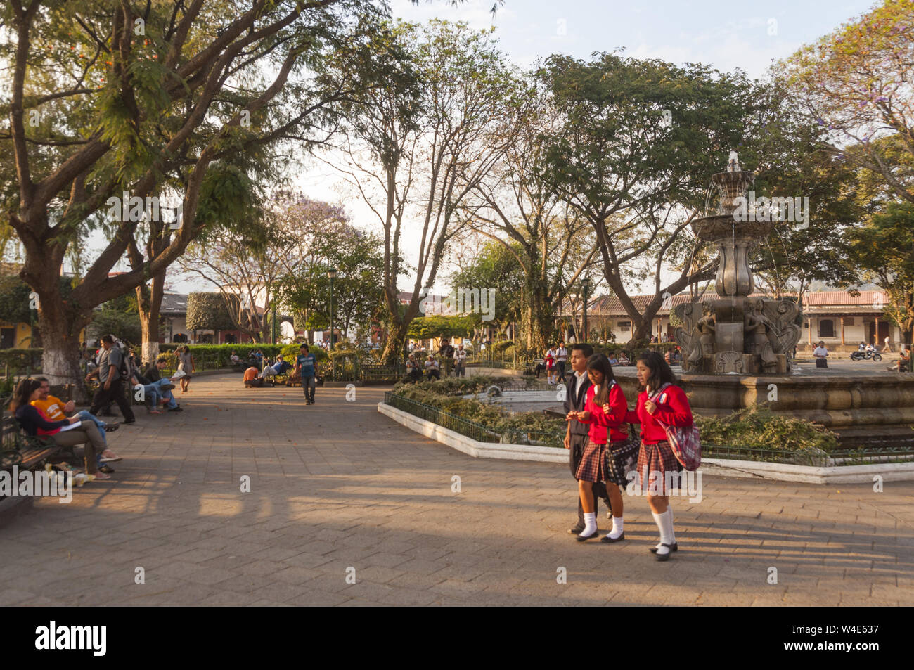 Guatemala, Antigua, Parque Central, Central Plaza mit Menschen und 1738 Brunnen Stockfoto
