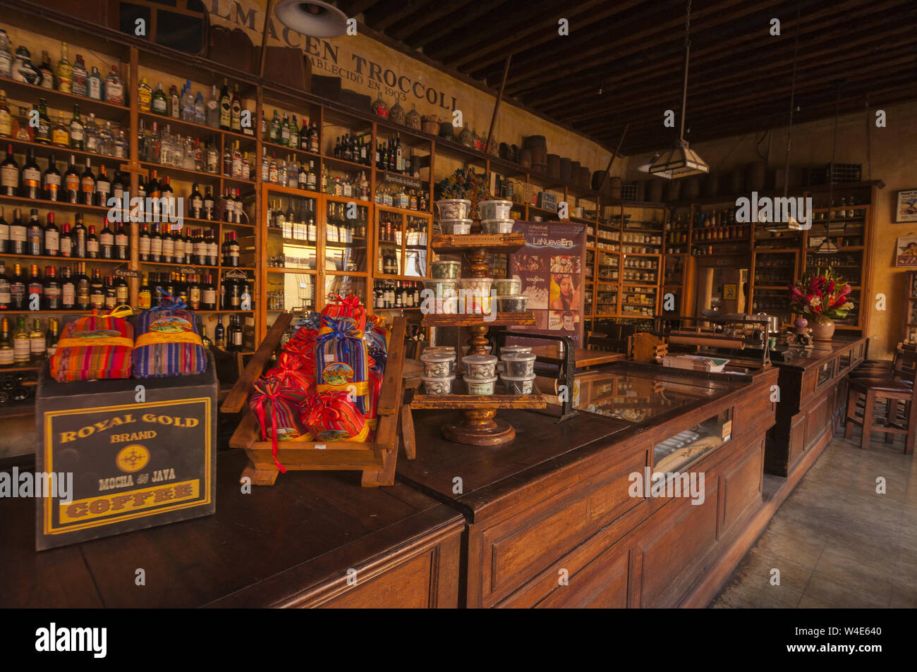 Guatemala, Antigua, Calle 5 a, Wein Shop Interior Stockfoto