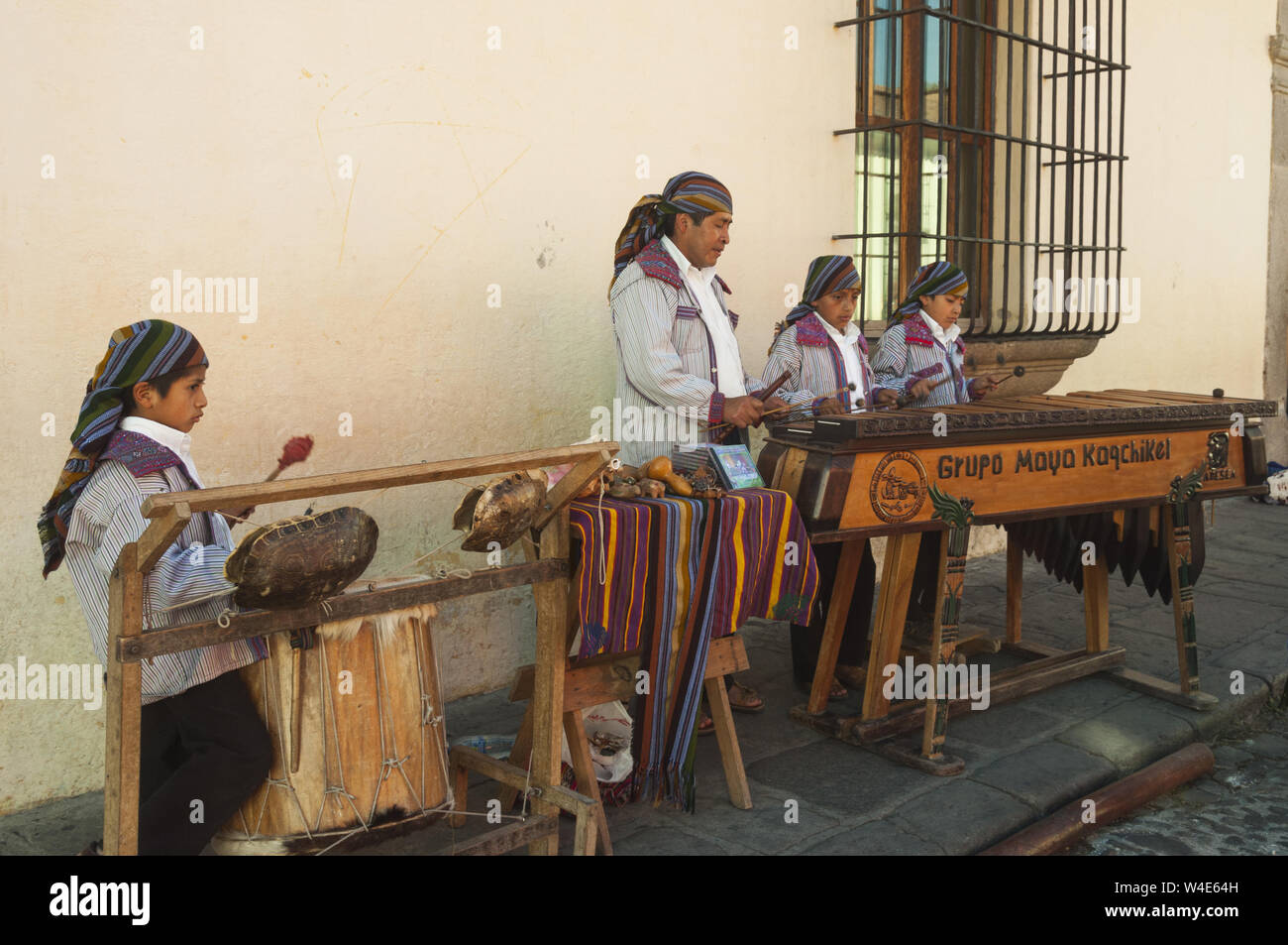 Guatemala, Antigua, Straßenmusiker in traditioneller Kleidung Stockfoto