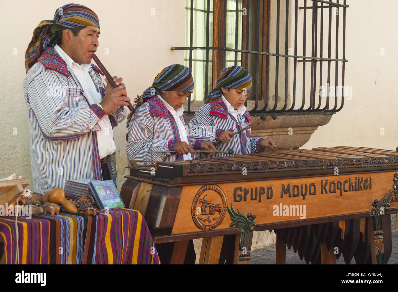 Guatemala, Antigua, Straßenmusiker in traditioneller Kleidung Stockfoto