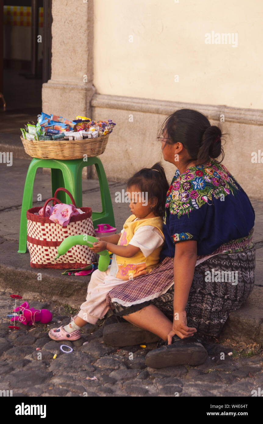 Guatemala, Antigua, street scene mit Frauen in traditioneller Kleidung Stockfoto