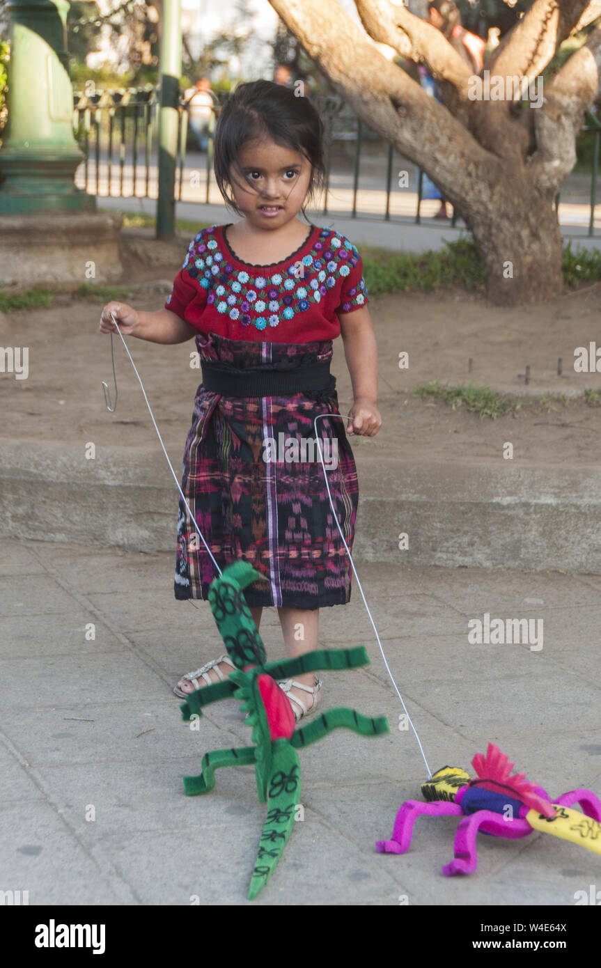 Guatemala, Antigua, junge Mädchen spielen mit Spielzeug Stockfoto