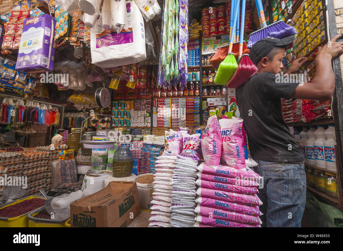 Guatemala, Antigua, Markt Szene, jugendlich Junge Strumpf shop Regale Stockfoto