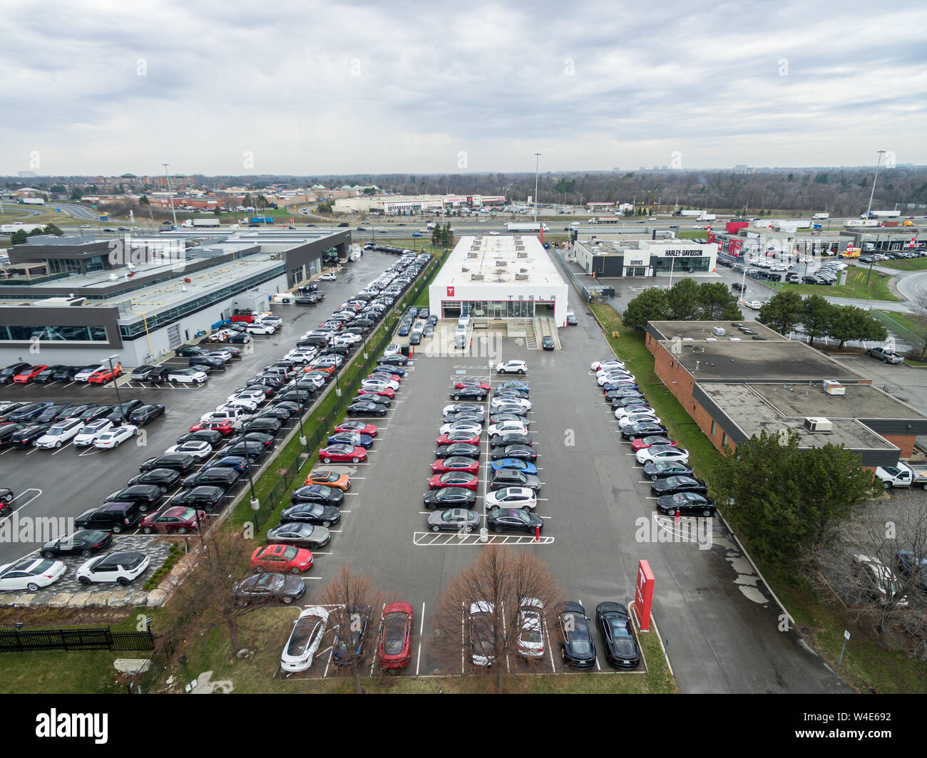 Luftaufnahme von Tesla Leistung/Lieferung Mitte und ganz Parkplatz in Oakville, Ontario. Stockfoto