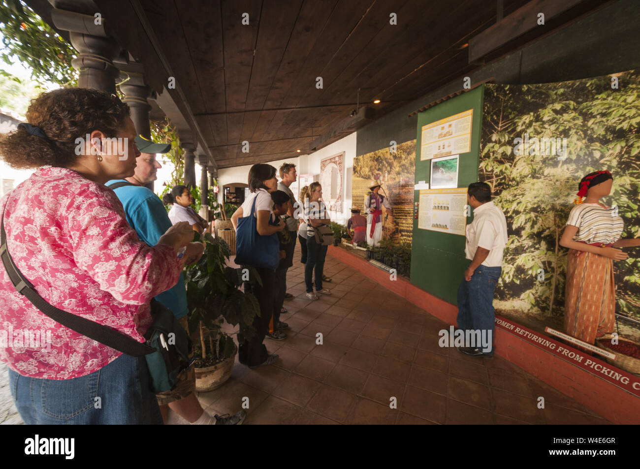 Guatemala, Antigua, Jocotenango, Museum für Kaffee, Innenraum mit Besucher Stockfoto