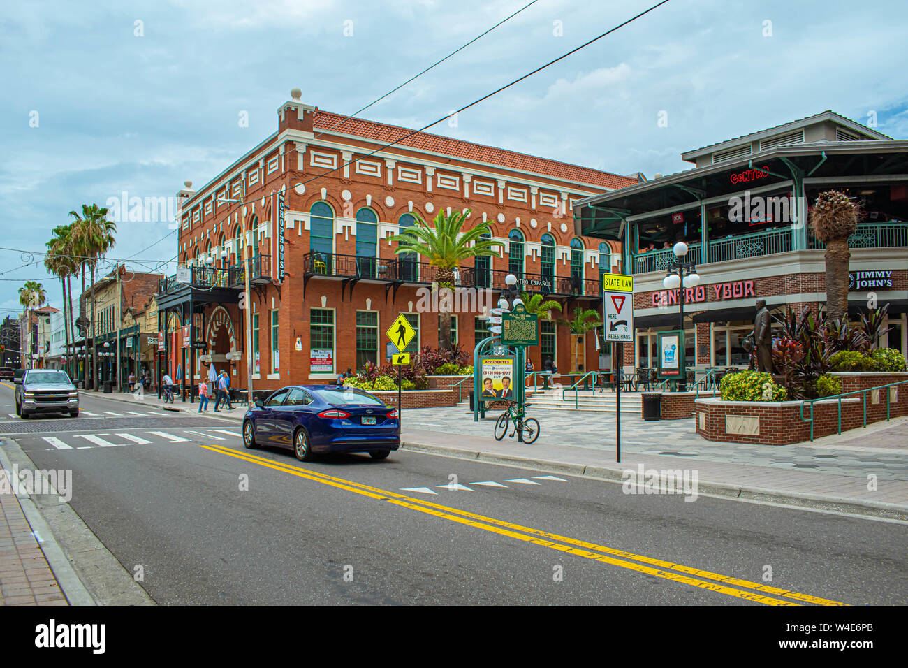 Tampa Bay, Florida. Juli 12, 2019 Panorama von Centro Espanol Gebäude auf 7 Aveneu in Ybor City. Stockfoto