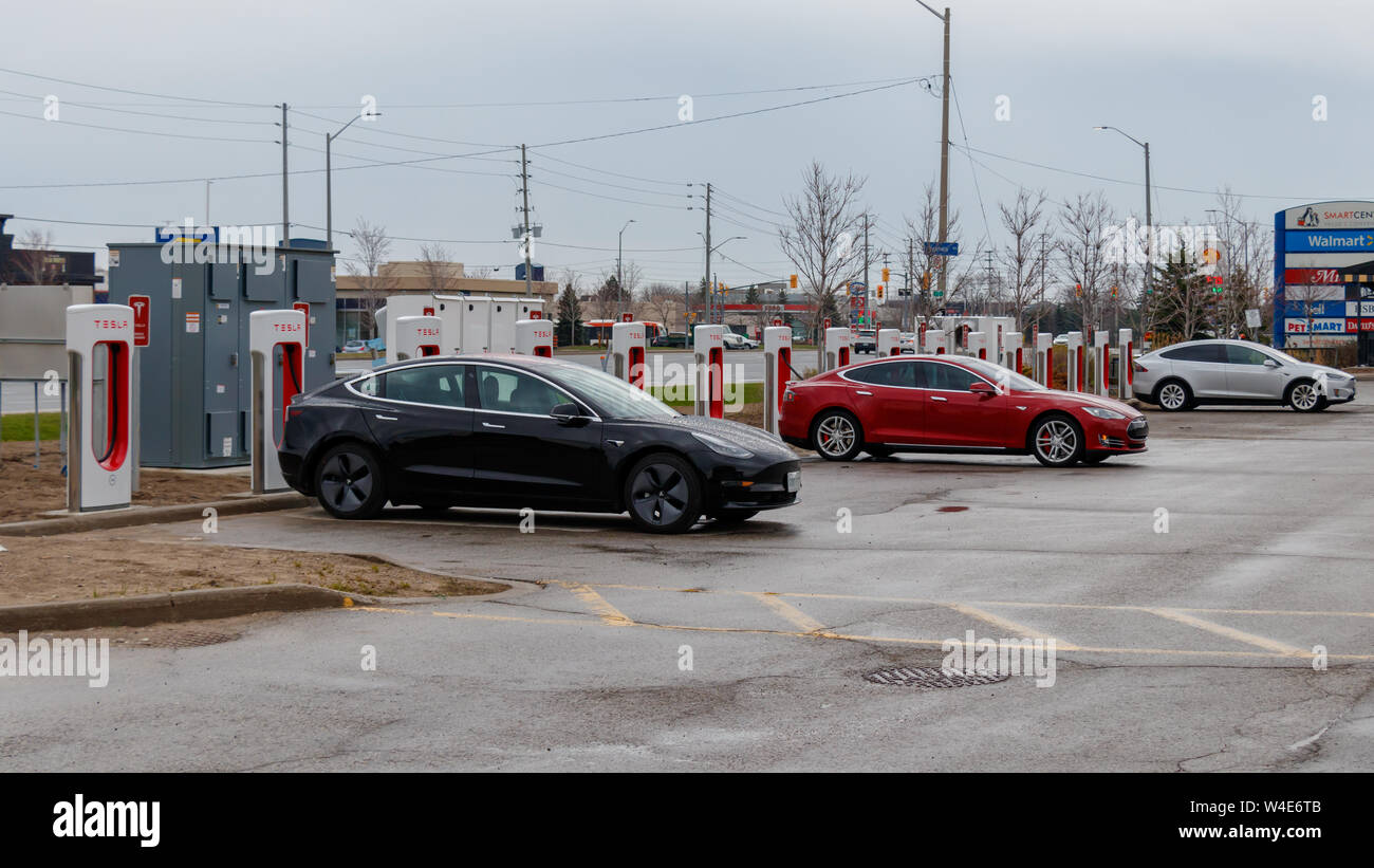 Tesla Model S Modell 3 und Modell X Plug-in, laden zu einem Tesla Kompressor Station in Mississauga, Ontario. Stockfoto