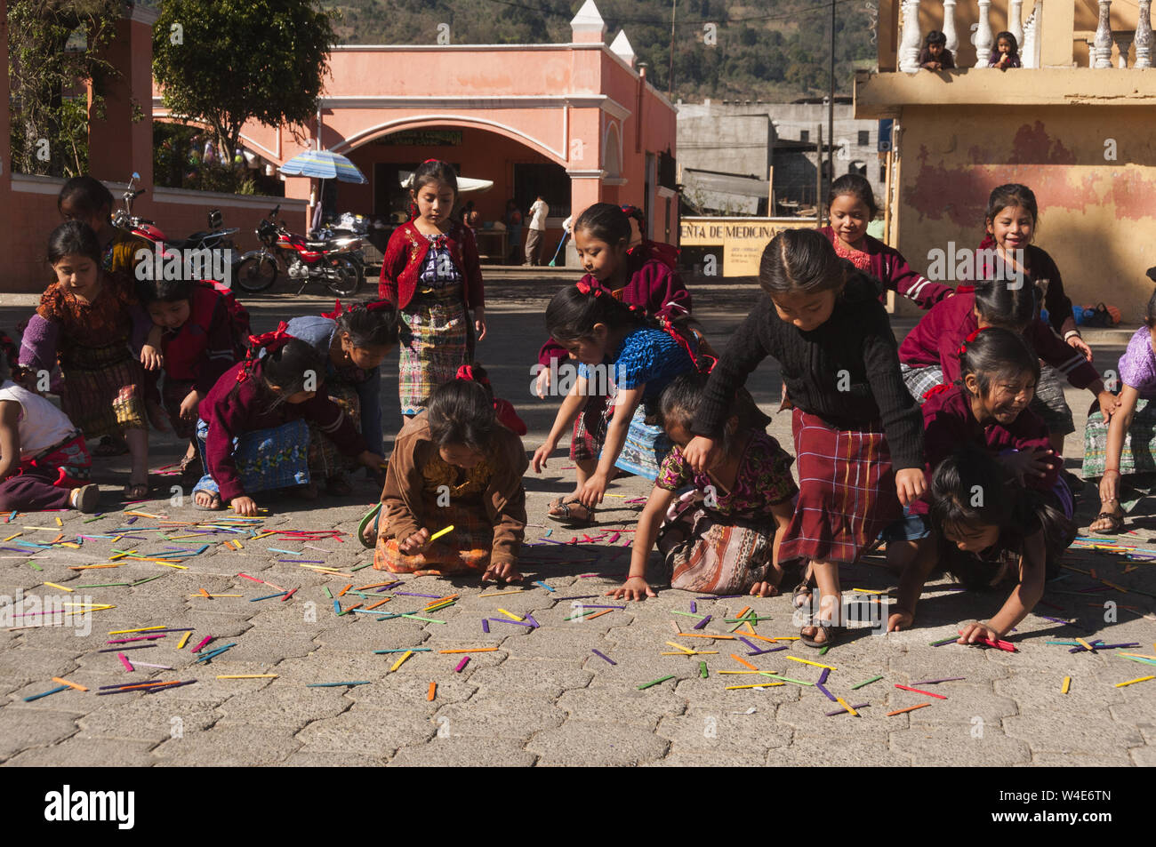 Guatemala, Santa Maria de Jesus, der Guatemaltekischen Kinder spielen Pick Up Sticks Spiel Stockfoto