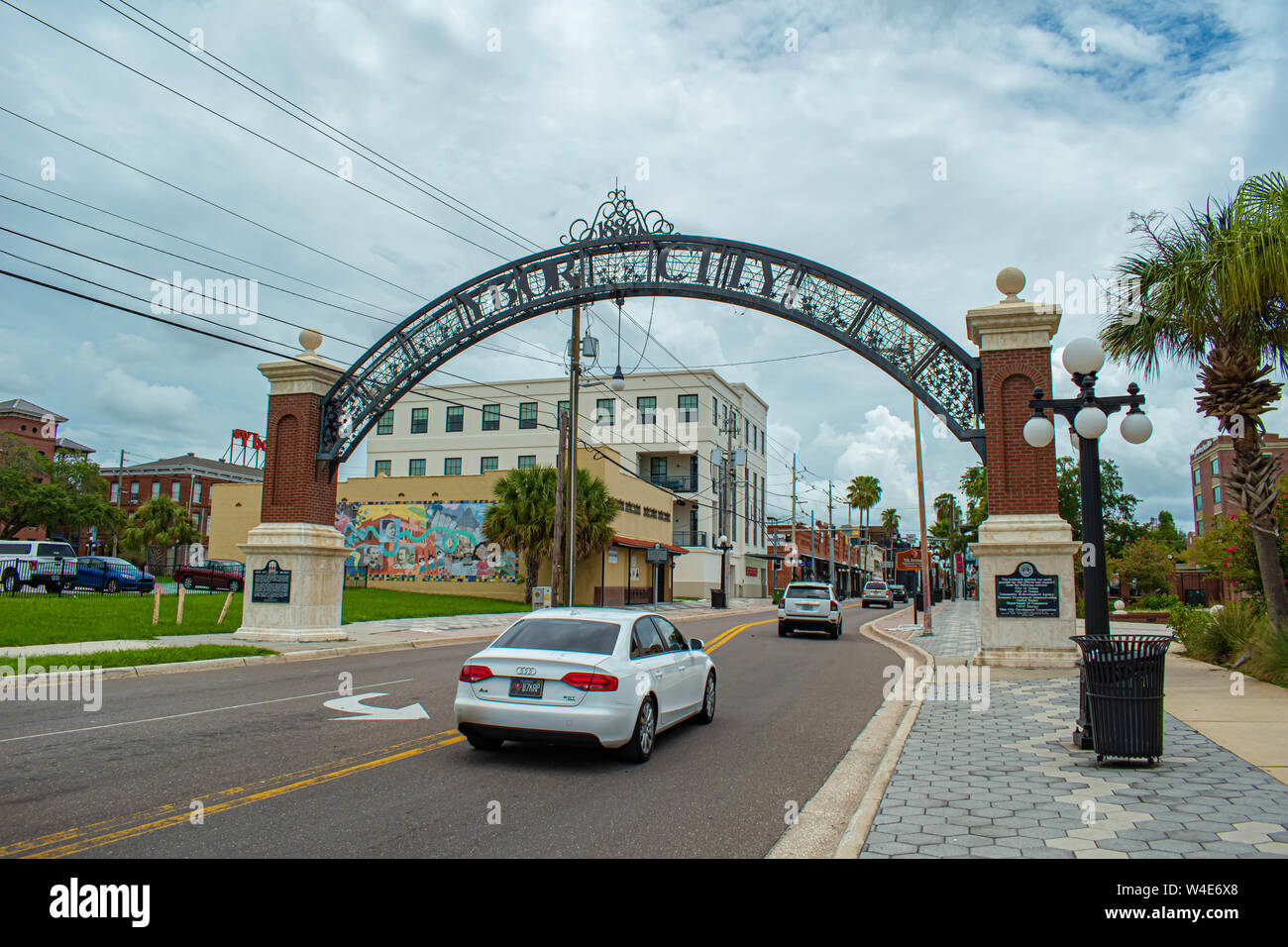 Tampa Bay, Florida. Juli 12, 2019 Ybor City arch am 7 Aveneu im historischen Bezirk 2 Stockfoto