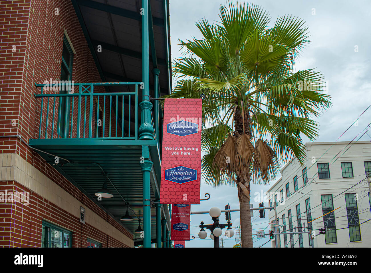 Tampa Bay, Florida. Juli 12, 2019 Blick von Oben auf die Hampton Inn und Suiten auf 7 Aveneu in Ybor City. Stockfoto