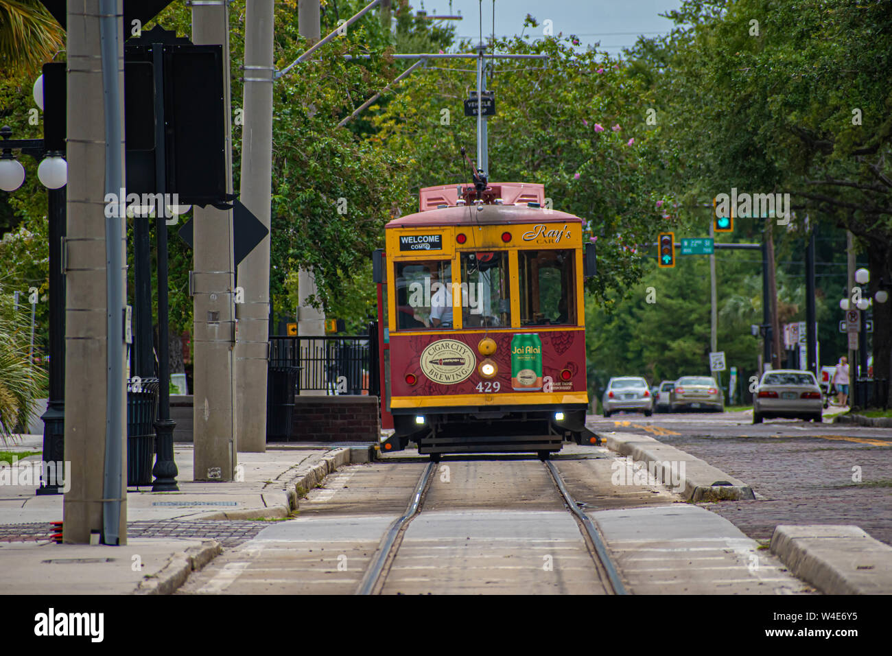 Tampa Bay, Florida. Juli 12, 2019. Bunte Straßenbahn am 8 Aveneu im historischen Stadtteil 3. Stockfoto