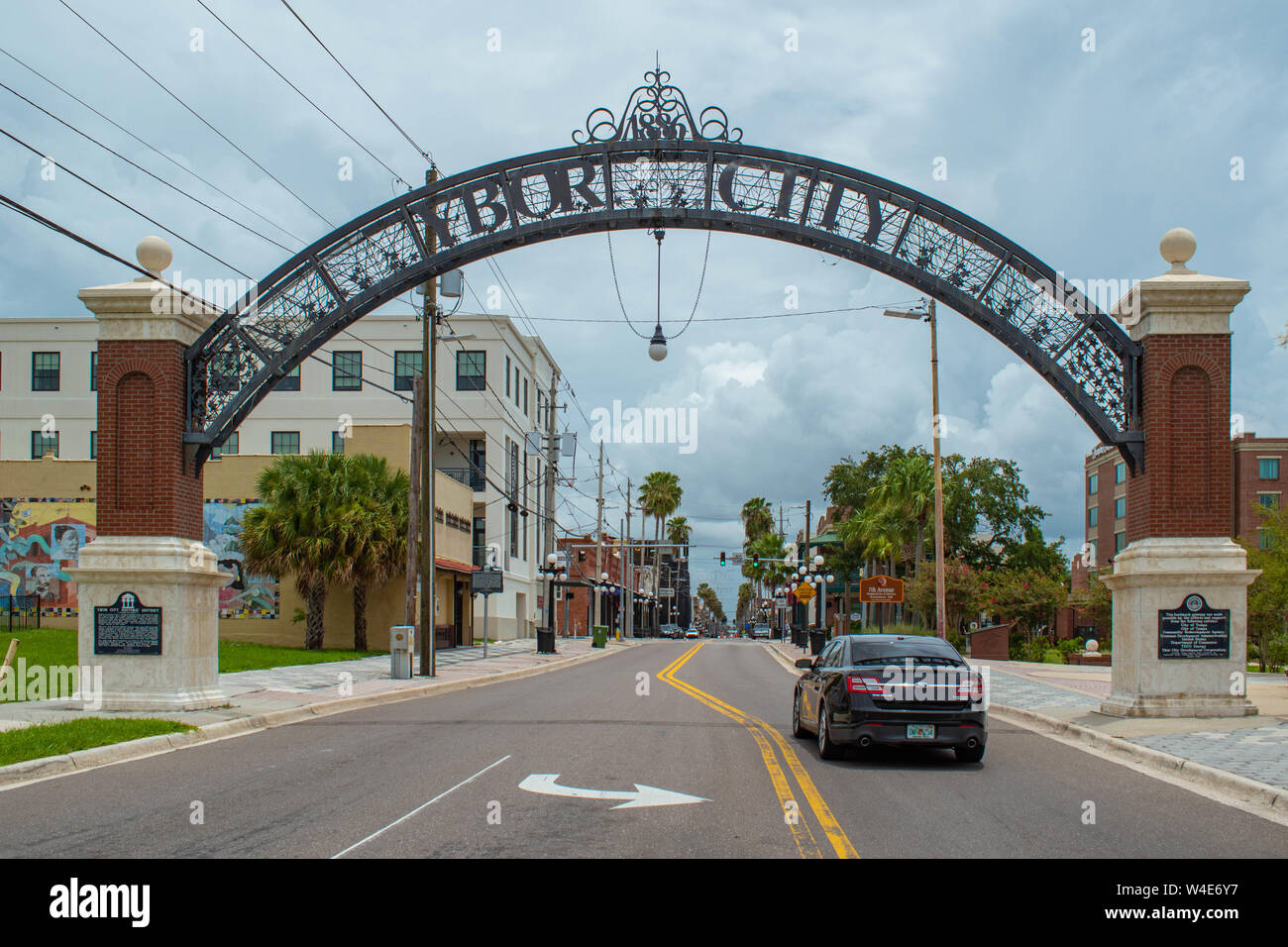 Tampa Bay, Florida. Juli 12, 2019 Ybor City arch am 7 Aveneu im historischen Stadtteil 4. Stockfoto