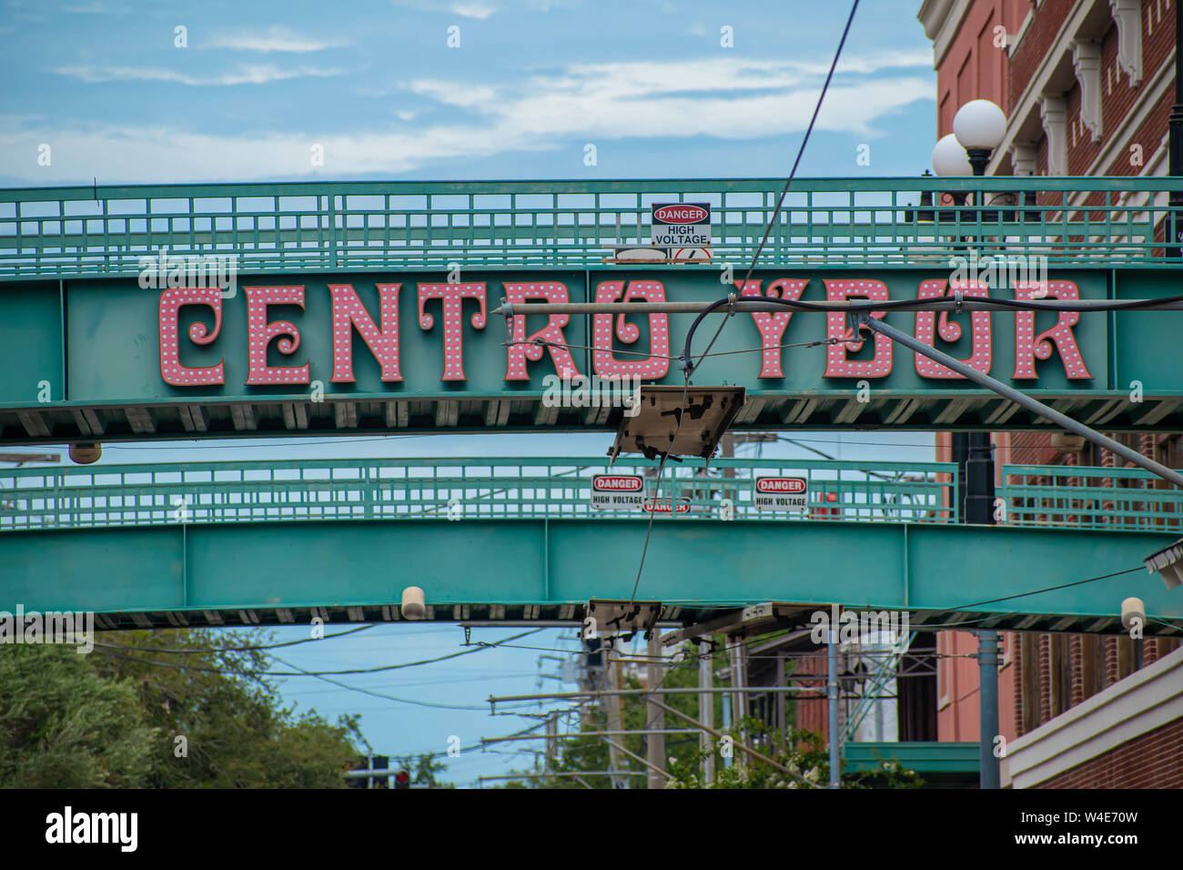 Tampa Bay, Florida. Juli 12, 2019 Centro Ybor Zeichen auf der grünen Brücke in Ybor City. Stockfoto