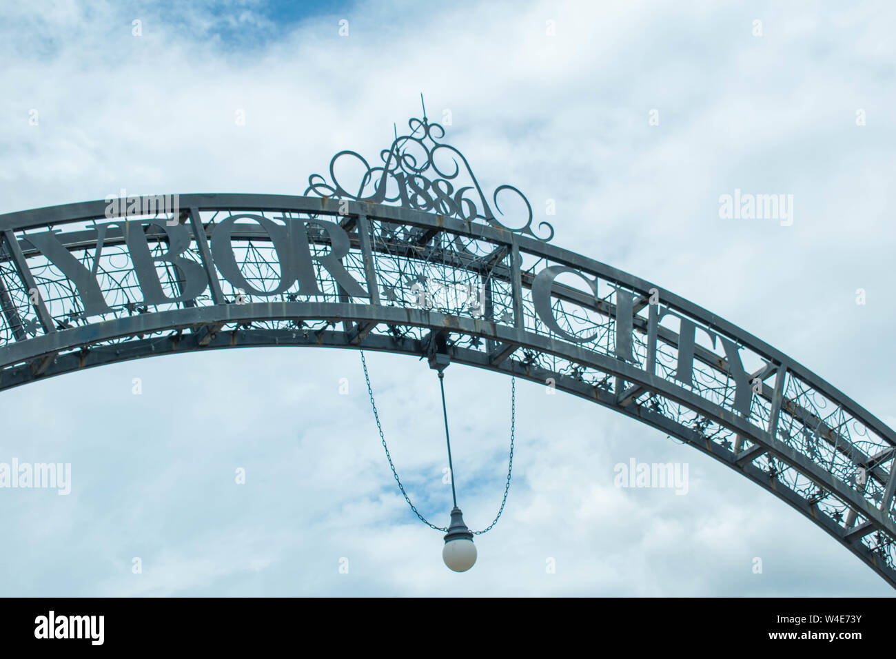 Tampa Bay, Florida. Juli 12, 2019 Blick von Oben auf die Ybor City arch am 7 Aveneu im historischen Stadtteil Stockfoto