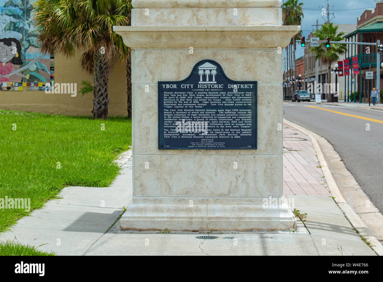 Tampa Bay, Florida. Juli 12, 2019 Ybor City Historic District unterzeichnen am 7 Aveneu. Stockfoto