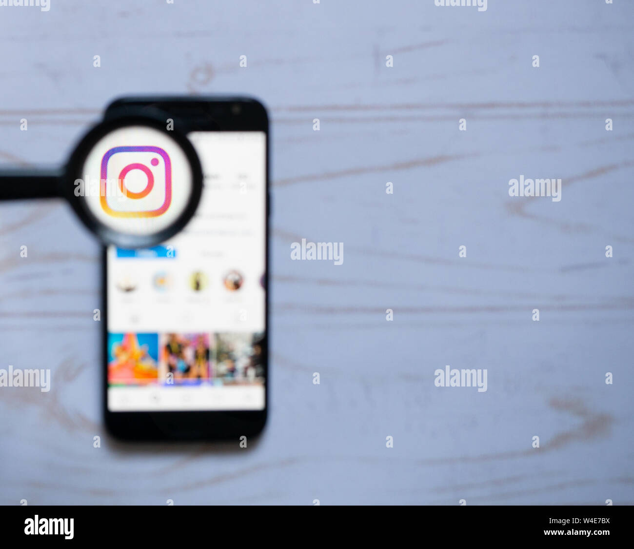 Nizhyn, Ukraine/Juli -16-2019: Instagram App Symbol auf dem Bildschirm der modernen Smartphone durch den Spiegel. Social Media, App, Suche Konzept Stockfoto