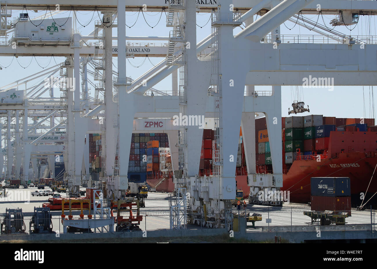 Das containerschiff Kota Ekspres ist im Hafen von Oakland, Oakland, Kalifornien USA entladen. Stockfoto