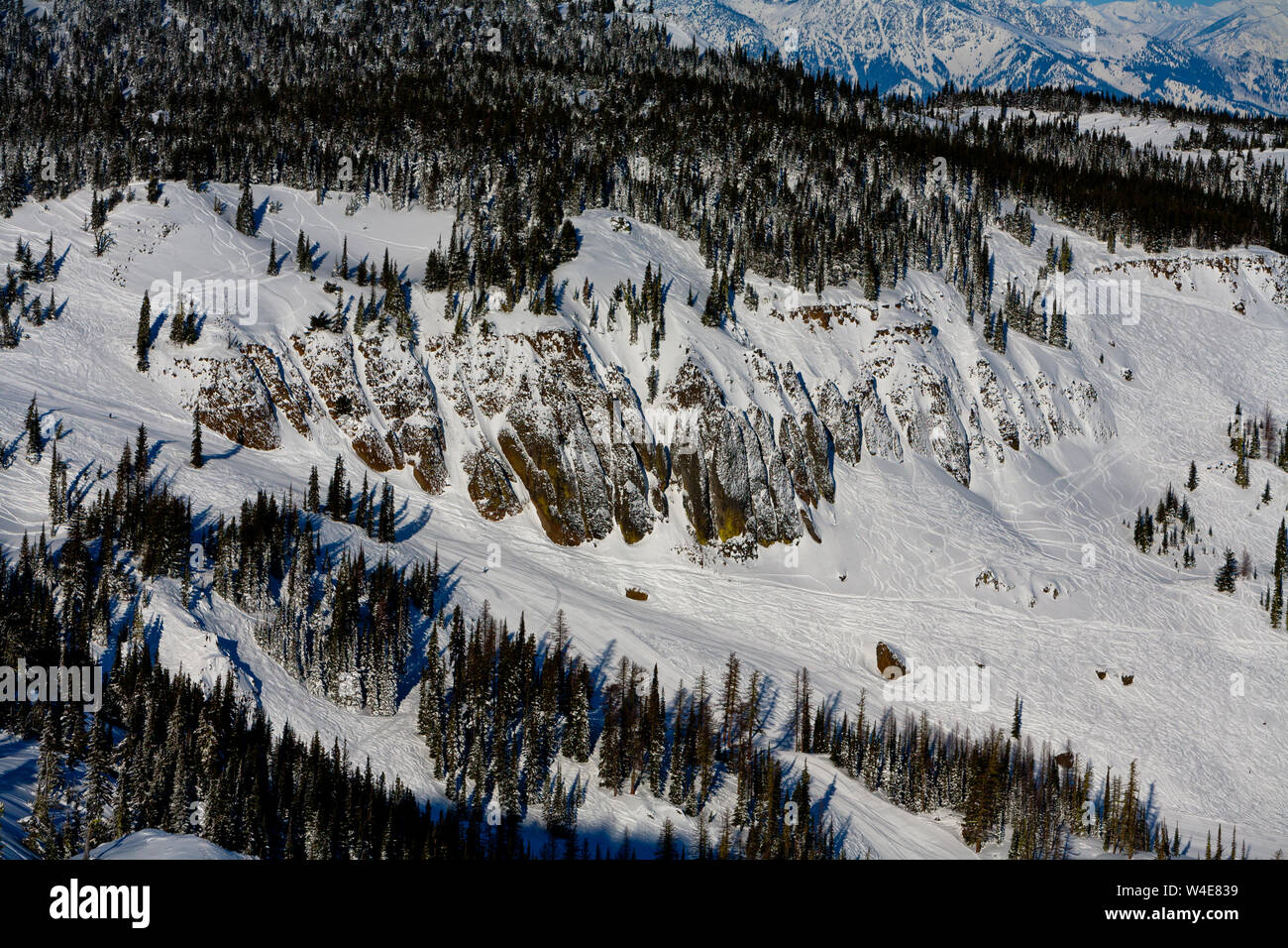 Die Klippen sind eine Reihe von sehr schmalen Rutschen, die nur mit einer beträchtlichen Wanderung zugänglich sind. Viele der Rutschen sind nur mit mehreren Füßen Schnee befahrbar. Stockfoto