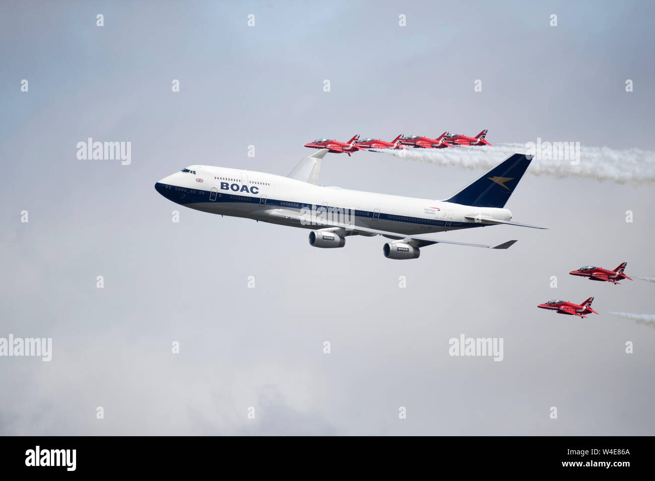 Boeing 747-436 fliegen mit den roten Pfeilen auf der Air Show 2019 RIAT Fairford, Gloucestershire, Großbritannien zum Gedenken an den 100. Jahrestag der BOAC Stockfoto