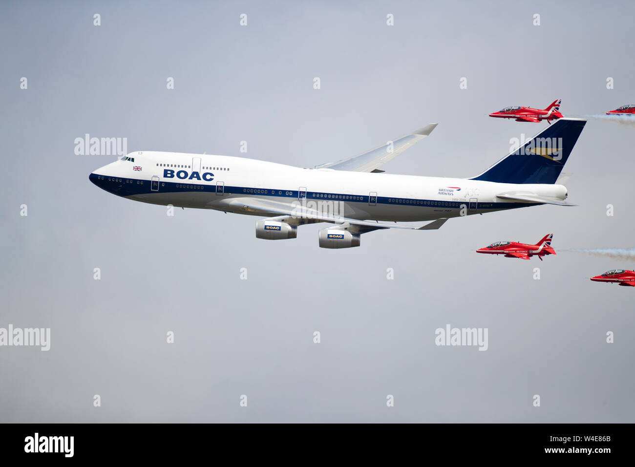 Boeing 747-436 fliegen mit den roten Pfeilen auf der Air Show 2019 RIAT Fairford, Gloucestershire, Großbritannien zum Gedenken an den 100. Jahrestag der BOAC Stockfoto