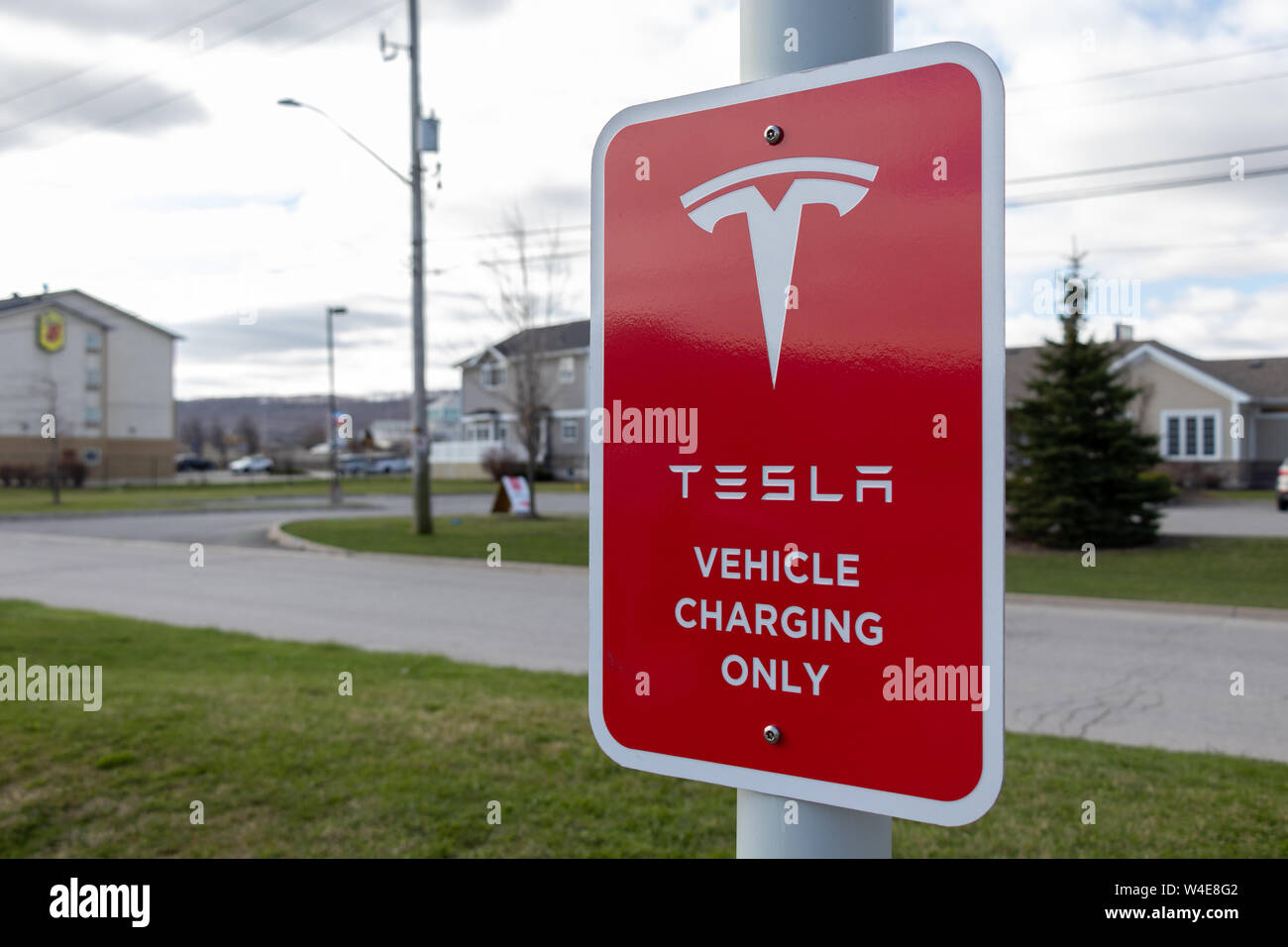 Tesla 'Elektrische nur Fahrzeug" Zeichen bei Tesla Kompressor entfernt. Stockfoto