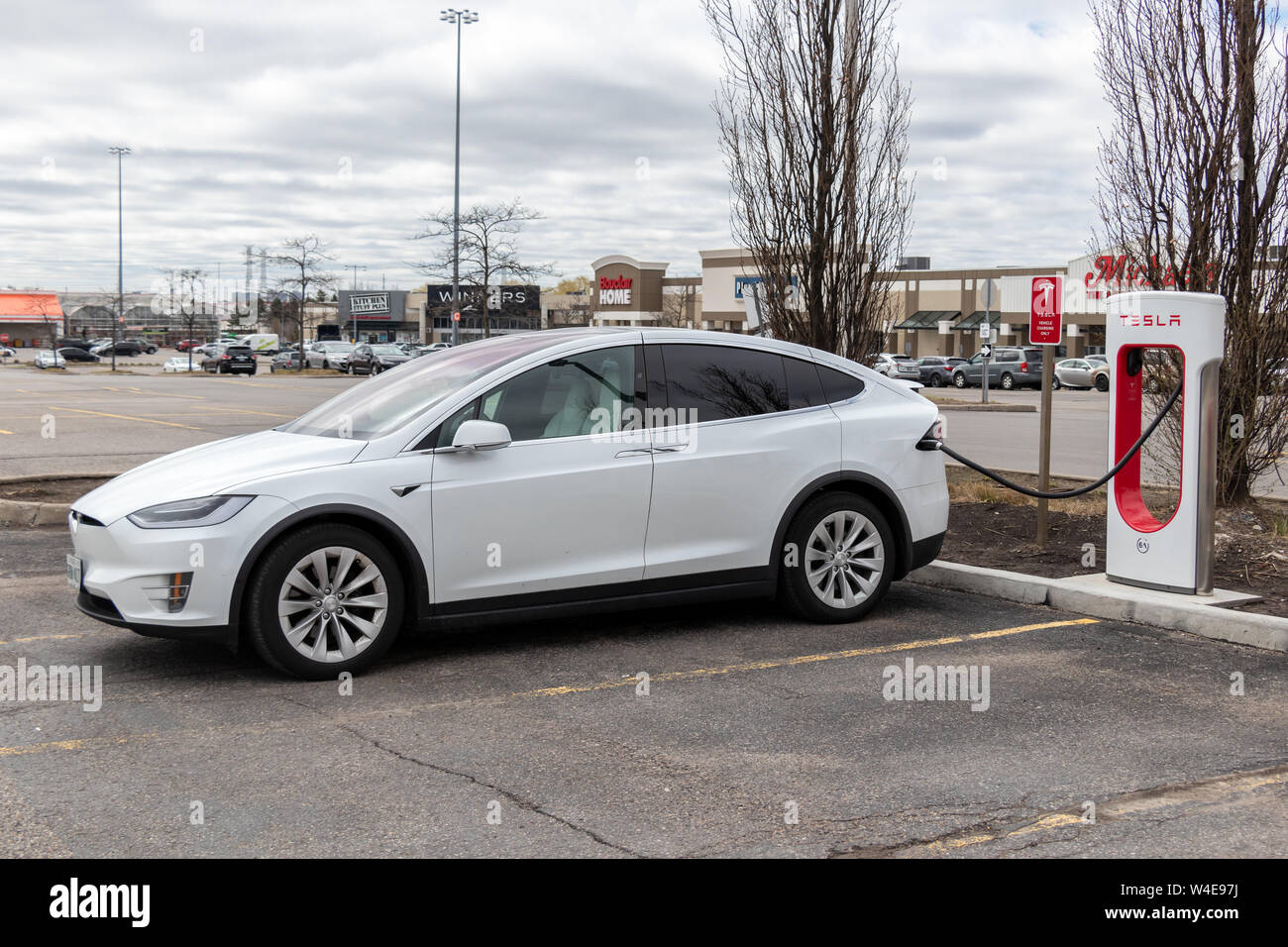 Weiß Tesla Model X Geparkt Laden Bei Smartcenters Markham