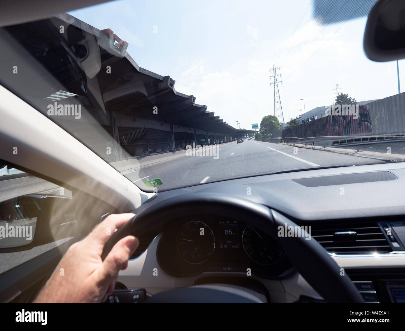Paris, Frankreich, 15.Juli 2018: Fahrer POV persönliche Perspektive und den vorderen Autos fahren Sie aus dem Tunnel herausfahren des Boulevard Périphérique in Paris, Frankreich Stockfoto