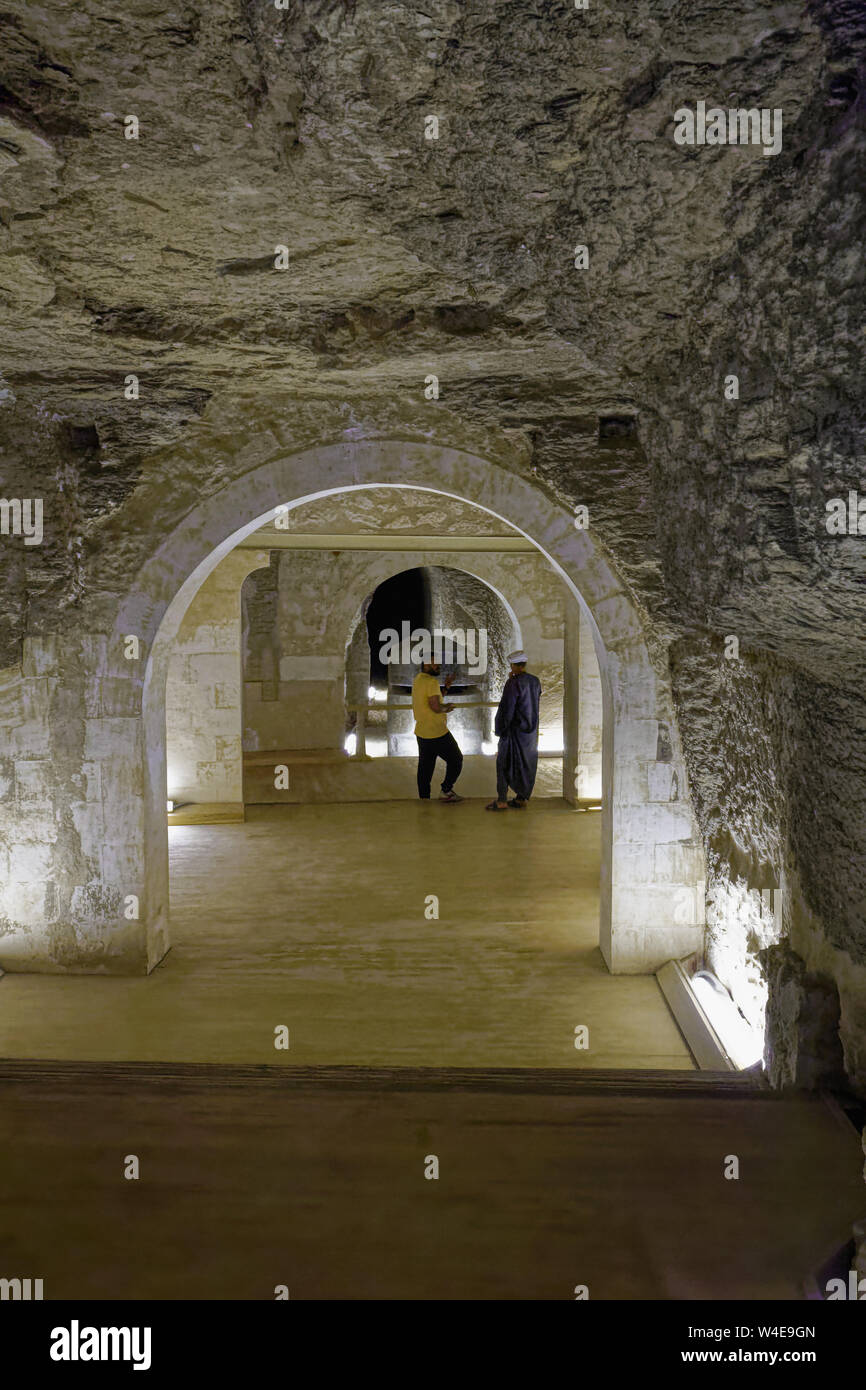 Das serapeum von Sakkara ist im Grunde ein unterirdisches Labyrinth Gehäuse große Granit Sarkophage in separaten Tunnel - gewölbte Kammern im Tunnel Stockfoto