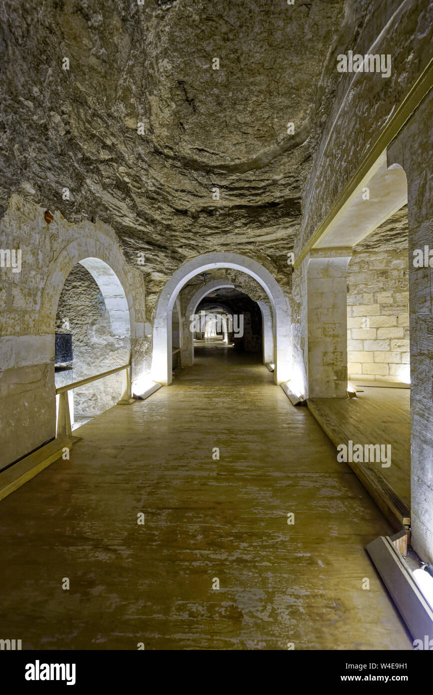 Serapeum ist eine unterirdische Labyrinth aus Felsen mit großen seitlichen Kammern mit Granit und diorit Sarkophage, wiegen bis zu 70 Tonnen. Stockfoto