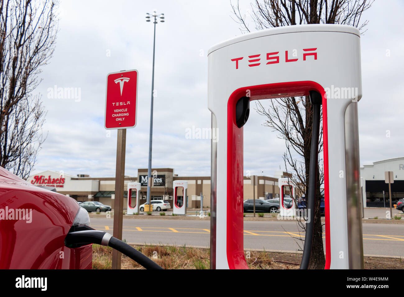 Tesla Kompressor und Tesla 'Elektrische nur Fahrzeug" Zeichen an SmartCenters Markham Woodside. Stockfoto