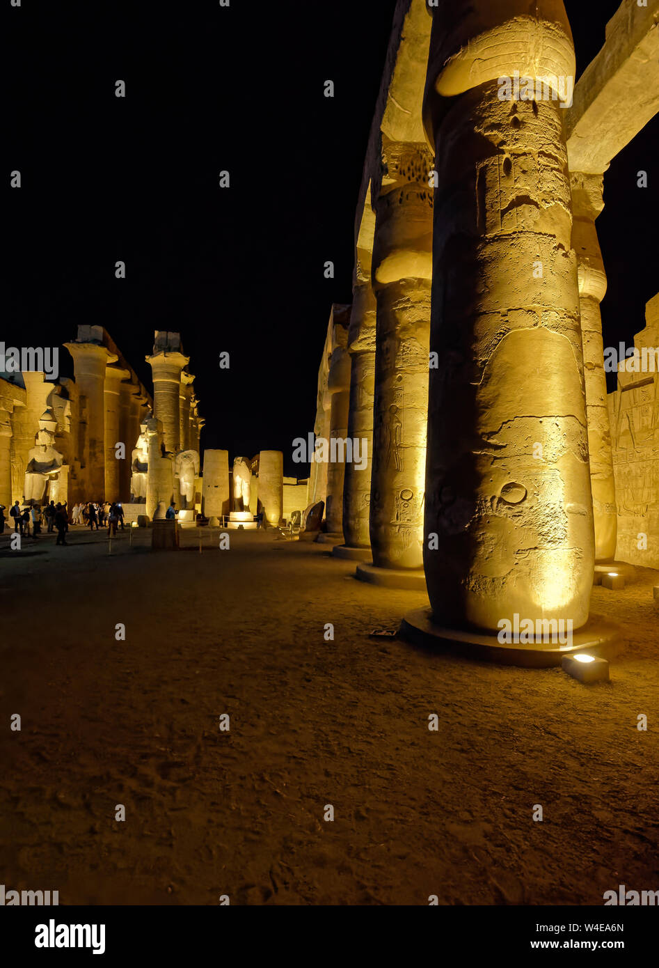 Scharen von Touristen an der Luxor Tempel vor der Ton- und Licht Show Stockfoto