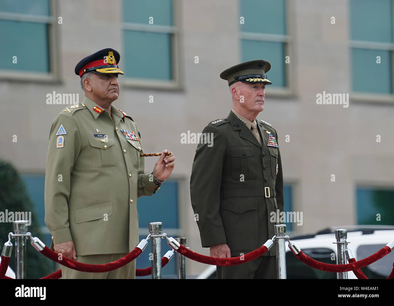 Washington, USA. 22. Juli, 2019. Vorsitzender des US-Generalstabs Joseph Dunford (R) hält eine Begrüßungszeremonie für die pakistanischen Chef des Heeres Qamar Javed Bajwa im Pentagon, Virginia, USA, am 22. Juli 2019. Quelle: Liu Jie/Xinhua/Alamy leben Nachrichten Stockfoto