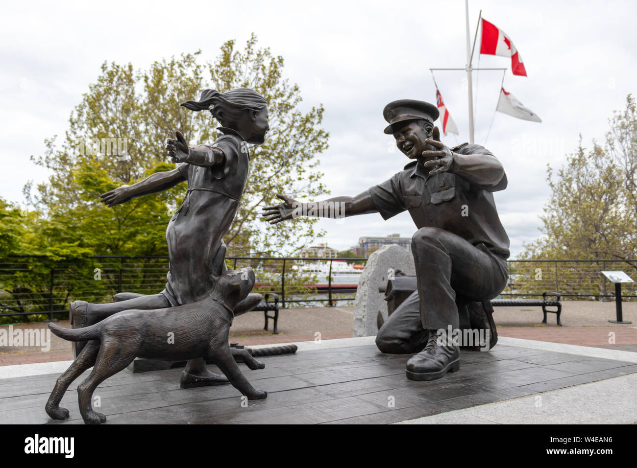 "Die Heimkehr" Statue, Einhaltung der kanadischen Streitkräfte in der Innenstadt von Victoria, BC. Stockfoto