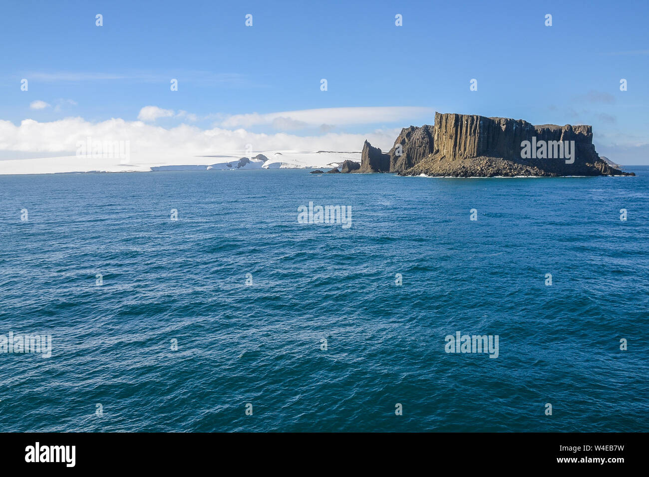 Rocky Island in antarktischen Gewässern Stockfoto