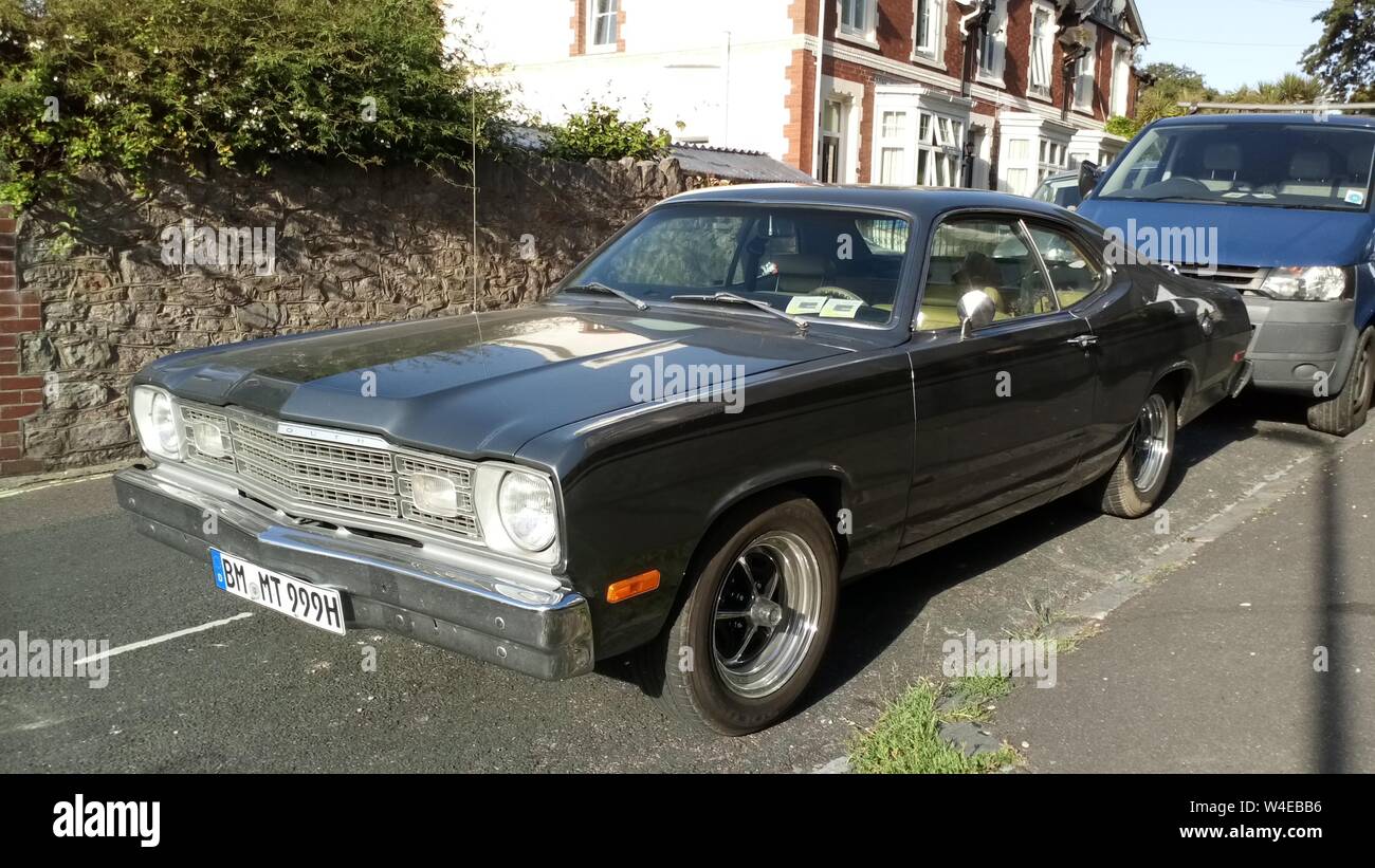 Ein Deutscher registriert Plymouth Duster 340 Classic American Muscle Car in Torquay, Devon, England geparkt. UK. Stockfoto