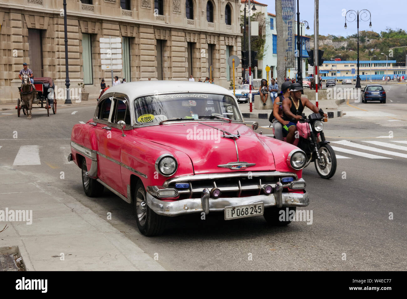 Classic American Auto-, Motorrad- und Kutsche auf der Straße in Havanna, Kuba Stockfoto
