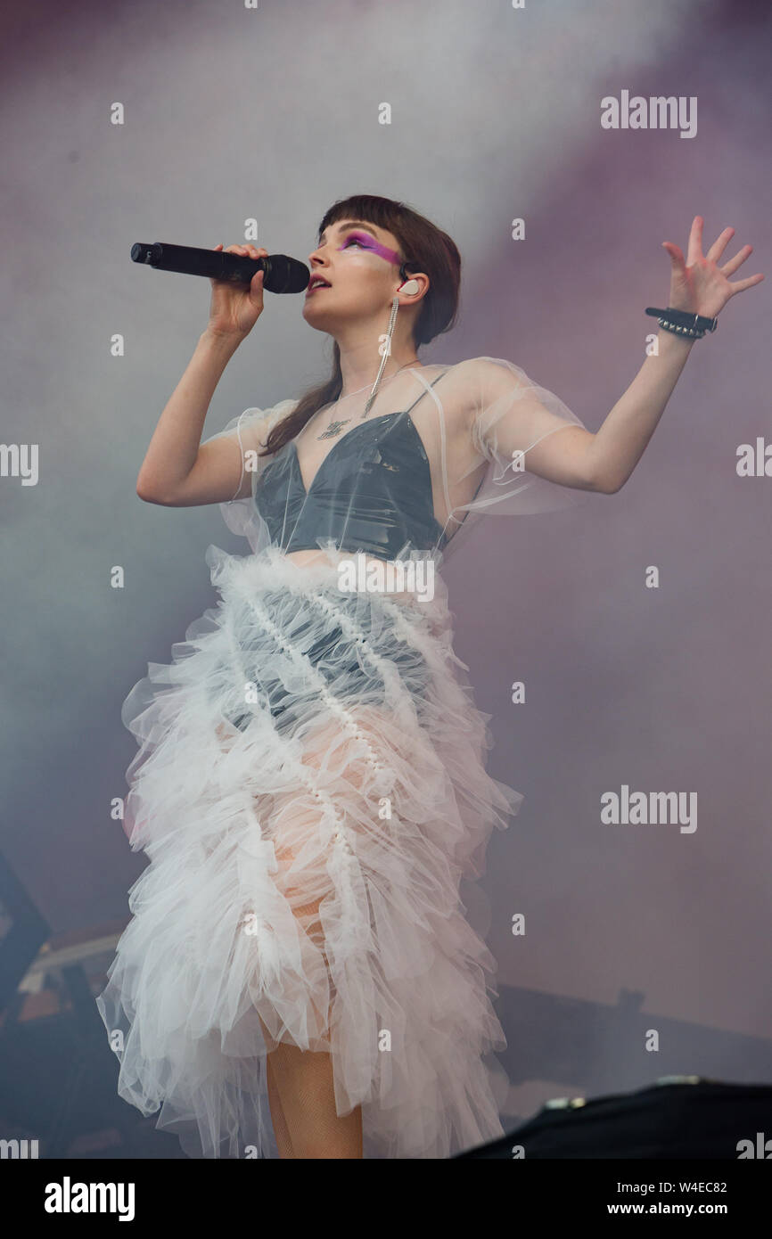 Lauren Mayberry, Sänger der schottischen Band Chvrches führt am Tag 3 Während der2019 Latitude Festival in Henham Park. Stockfoto