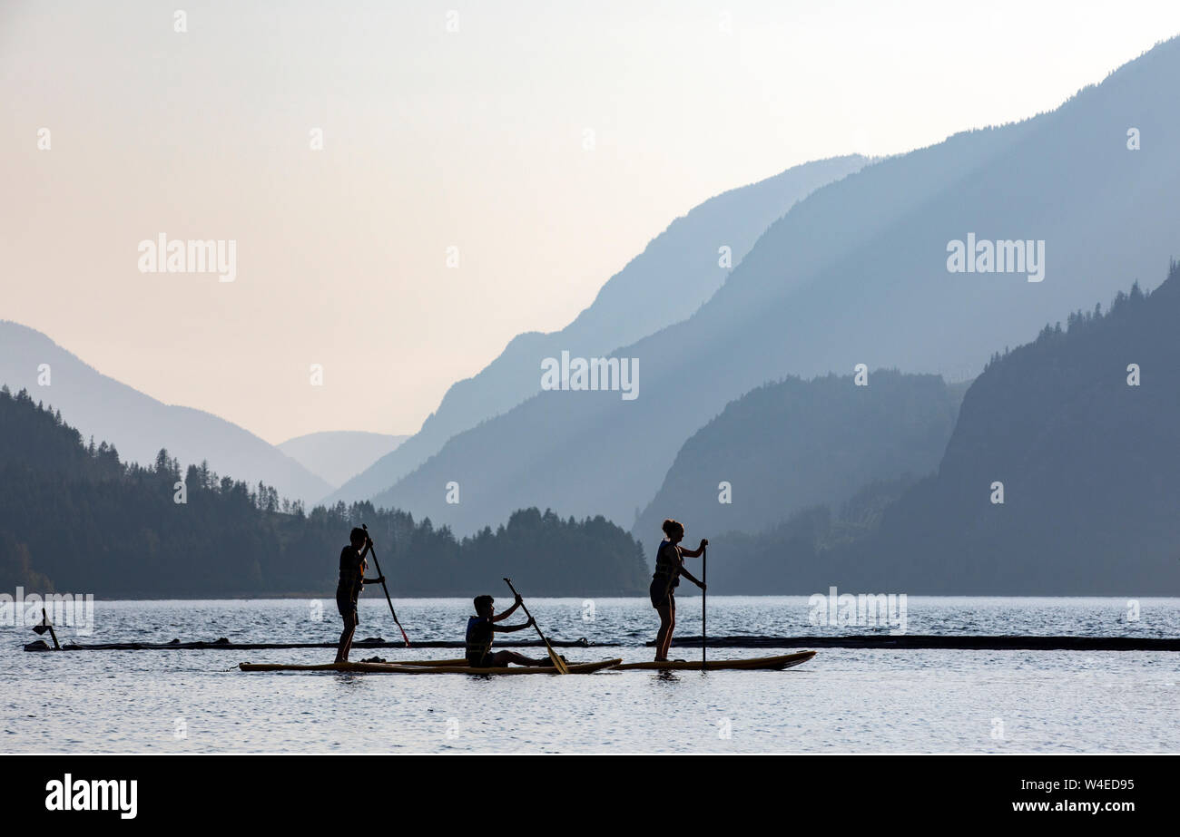Stand-up Paddleboarding auf Upper Campbell Lake am Strathcona Park Lodge Strathcona Provincial Park, in der Nähe von Campbell River, Vancouver Island, Britisch Stockfoto