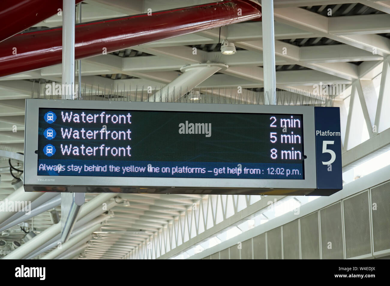 Beleuchtete Zeichen an der Waterfront Skytrain Station. Vancouver, B.C., Kanada Stockfoto