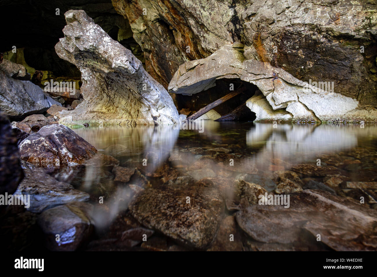 Wasser Reflexionen im Inneren Wiederaufleben Höhle bei Upana Höhlen in der Nähe von Gold River - Vancouver Island, British Columbia, Kanada Stockfoto